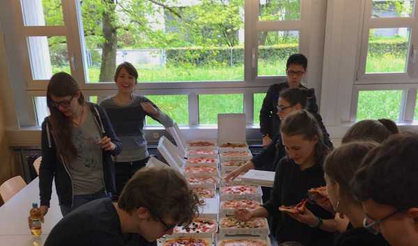 Enlarged view: Pilhofer_lab_sharing_pizza